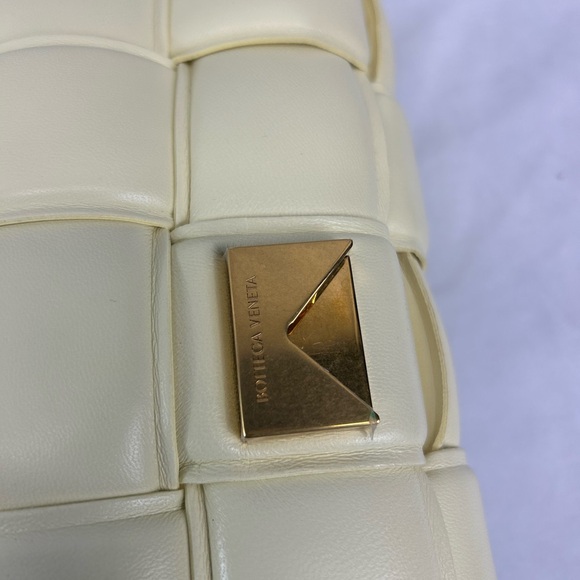 Bottega Veneta Cassette Medium Padded – The Luxury Exchange PDX Bottega Veneta
Medium The Cassette Padded Leather Crossbody Bag